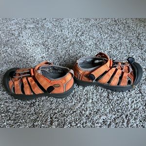 Keen Newport kids shoes Size 12 washable waterproof hiking shoe or sandal Orange